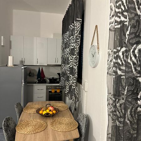Apartment Near The Centre Of Tirana Exterior foto